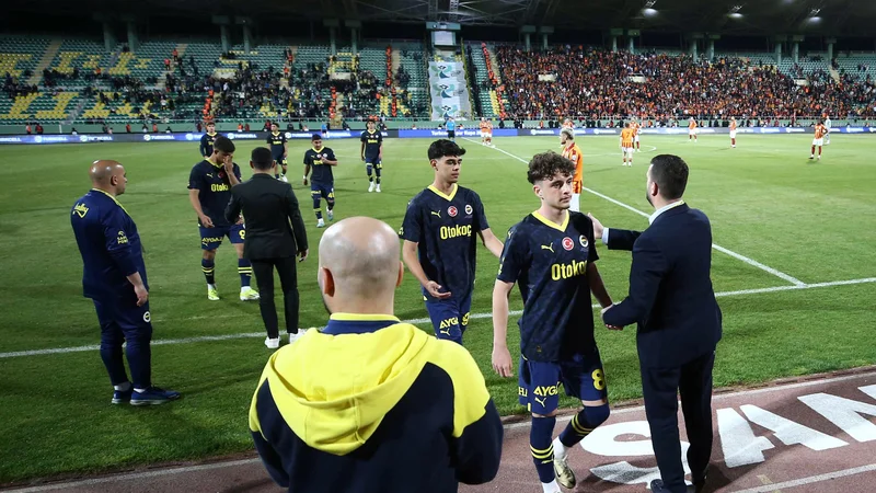 Tekma turškega supepokala med največjima istanbulskima velikanoma Fenerbahčejem in Gatasarayem je trajala le minuto. FOTO: DHA/AFP