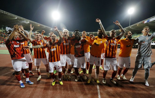 Nogometaši Galatasaraya so tekmecem odgovorili s preernim slavjem. FOTO: Stringer Reuters
