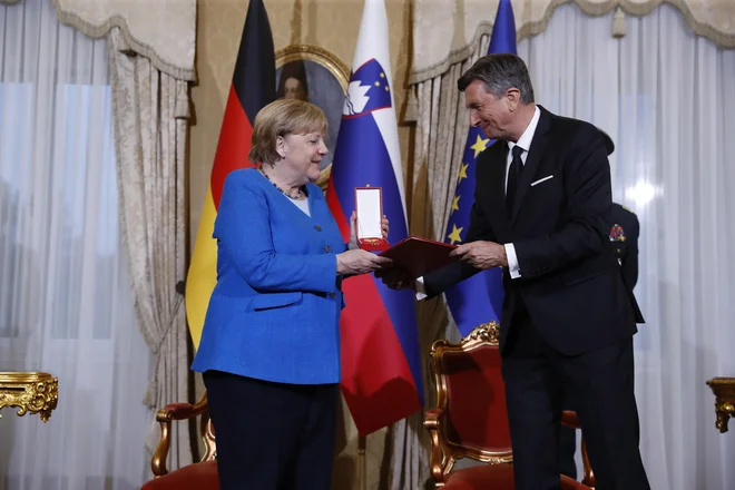 Angela Merkel naj bi imela več sto suknjičev iz lanu, svile, žameta in volne v vseh barvnih odtenkih. FOTO: Leon Vidic