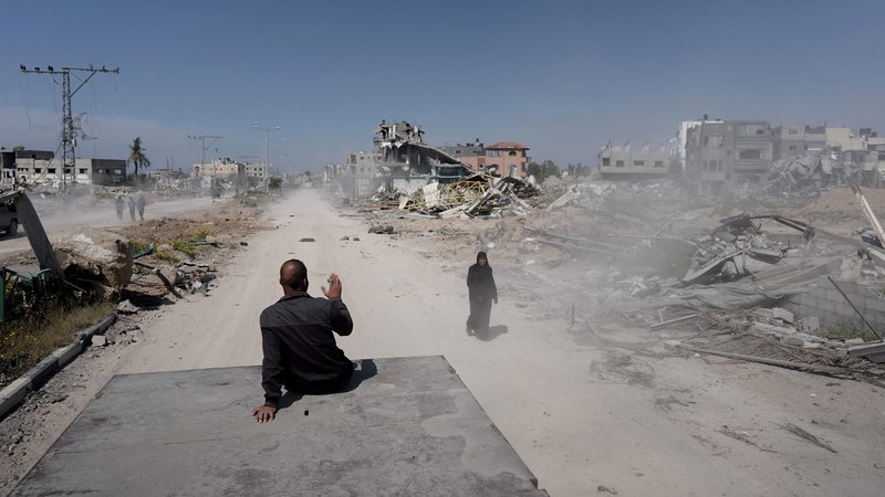 Fotografija: Palestinci so se v Han Junis začeli vračati, potem ko je izraelska vojska v nedeljo napovedala drastično znižanje števila vojakov na jugu Gaze. FOTO: AFP