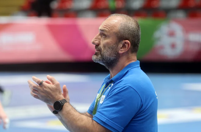 Črnogorec na slovenski klopi Dragan Adžić se bo v olimpijskih kvalifikacijah soočil z rojakinjami. FOTO: Blaž Samec