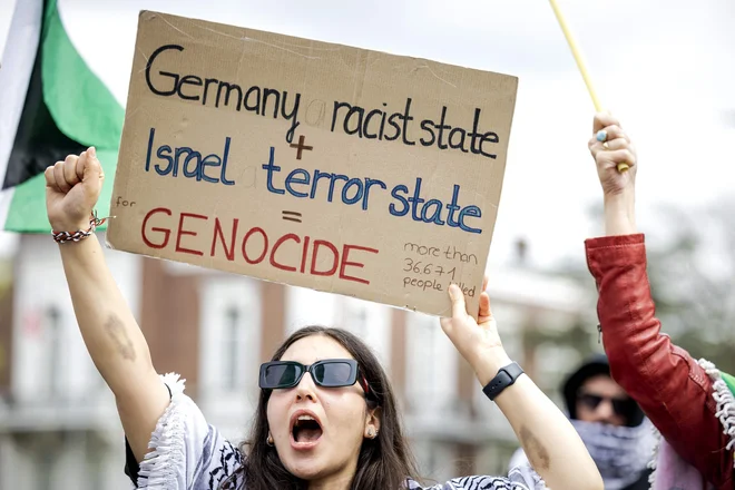 Propalestinska protestnica pred poslopjem meddržavnega sodišča v Haagu FOTO: Robin Van Lonkhuijsen/Afp