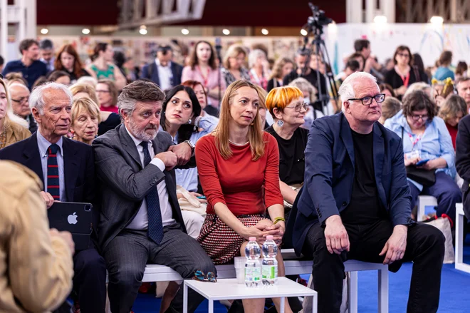 Udeležnce odprtja sta nagovorila državni sekretar na ministrstvu za kulturo Marko Rusjan in direktorica Javne agencije za knjigo Katja Stergar. FOTO: Jernej Čampelj