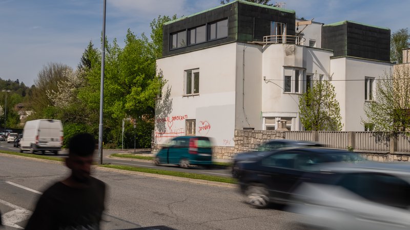 Fotografija: Vila na Levstikovi, kjer je imela SD dolga leta svoj sedež, se prodaja za 2,2 milijona evrov. Foto Črt Piksi