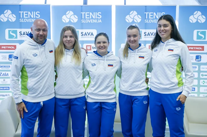 Zvezni kapetan Andrej Kraševec je pred odhodom na Slovaško vlival optimizem Veroniki Erjavec, Pii Lovrič, Nini Potočnik in Eli Nali Milič. Foto Jože Suhadolnik/Delo