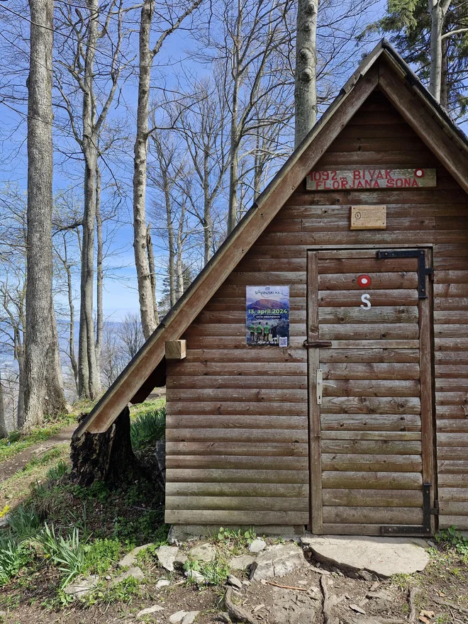 Bivak na Gozdniku s plakatom, ki vabi na Savinski K6 trail. FOTO: Beti Burger