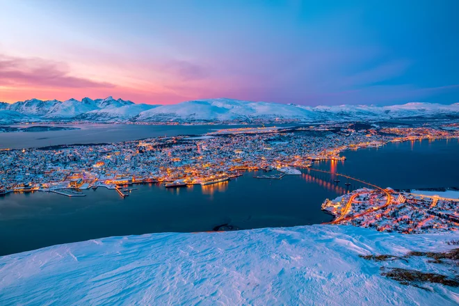 Tromsø, mesto z nekaj manj kot 65.000 prebivalci, turiste pritegne zlasti v zimskem času. FOTO: Shutterstock