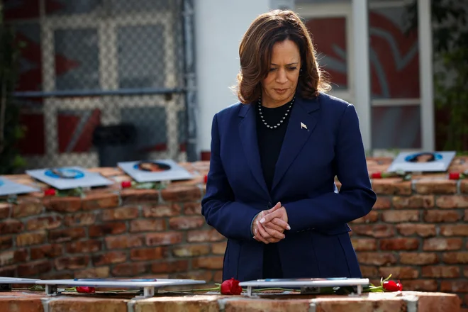 Ameriška podpredsednica Kamala Harris ob poklonu žrtvam streljanja pred šestimi leti v šoli Marjory Stoneman Douglas High School minuli mesec. FOTO: Marco Bello/ Reuters