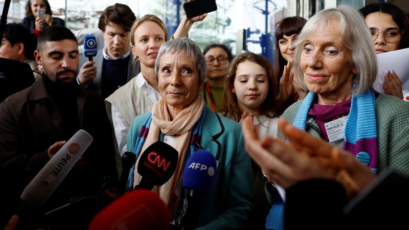 Fotografija: Anne Mahrer in Rosmarie Wydler-Walti, članici Podnebnih seniork, ki danes slavijo veliko zmago. FOTO: Christian Hartmann/Reuters