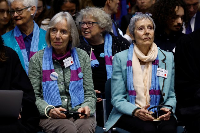Švica po prepričanju Podnebnih seniork, skupine, ki združuje približno 2500 starejših žensk, ni naredila dovolj, da bi dosegla cilj, zapisan v pariškem sporazumu. FOTO: Christian Hartmann/Reuters