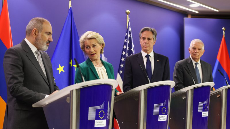 Fotografija: Zadnje obstreljevanje se je začelo, ko je v Bruslju potekalo srečanje ZDA – EU – Armenija. FOTO: Johanna Geron/AFP