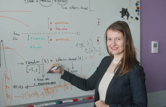 Vida Groznik med drugim raziskuje uporabo umetne inteligence za zaznavanje kognitivnega upada pri starejših in kognitivnih motenj pri nedonošenčkih. FOTO: Blaž Samec/Delo