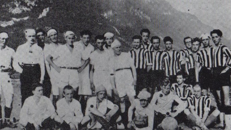 Fotografija: Leta 1926 so se pomerili nogometaši Tolmina in Kobarida, Tolminci so v progastih dresih. Foto Arhiv NK Tolmin