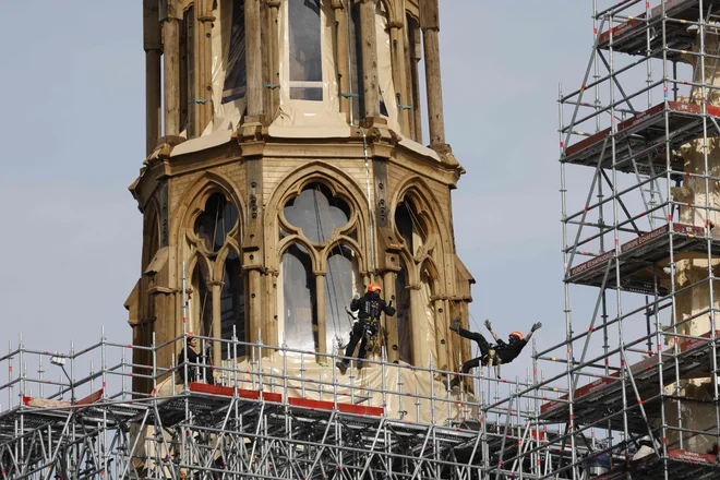 Lesene tramove so mojstri obdelali ročno. FOTO: Marin Ludovic/AFP