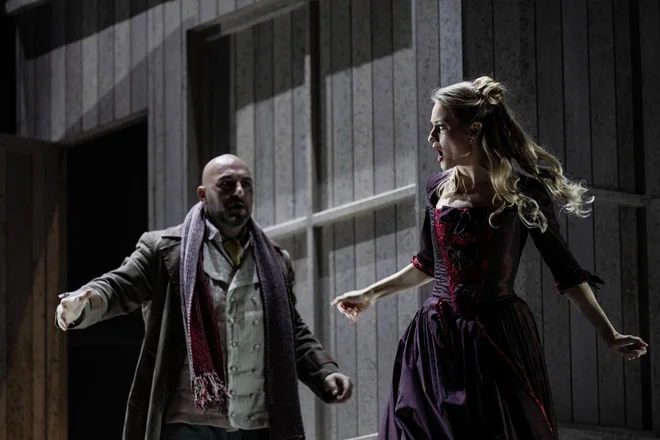 Nika Gorič (Musetta) in Jože Vidic (slikar Marcello) v prizoru iz tokratne koprodukcijske postavitve Puccijieve opere La bohème. Premiera bo danes ob 19.30. FOTO: Darja Štravs Tisu
