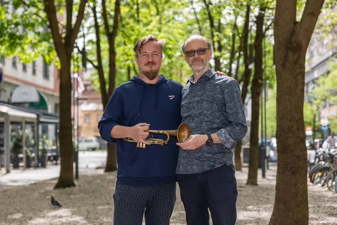 Tomaž Gajšt je avtor, Lojze Krajnčan pa aranžer in dirigent današnjega koncerta v SiTi Teatru. Foto Črt Piksi