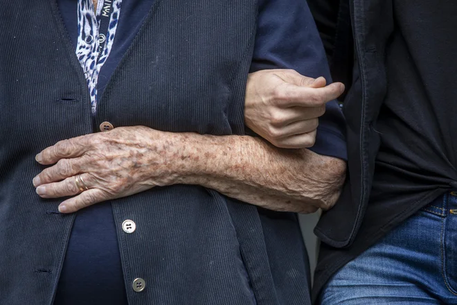 V dveh letih je bilo prikrajšanih osemnajst oseb, ki potrebujejo pomoč. FOTO: Voranc Vogel/Delo
