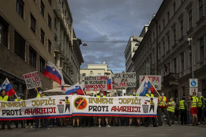 Društvo za promocijo tradicionalnih vrednot je po poročanju medijev povezano z rumenimi jopiči in neonacističnimi prepričanji. Tudi njihov predsednik se je pojavljal oblečen v rumeni jopič. FOTO: Voranc Vogel/Delo
