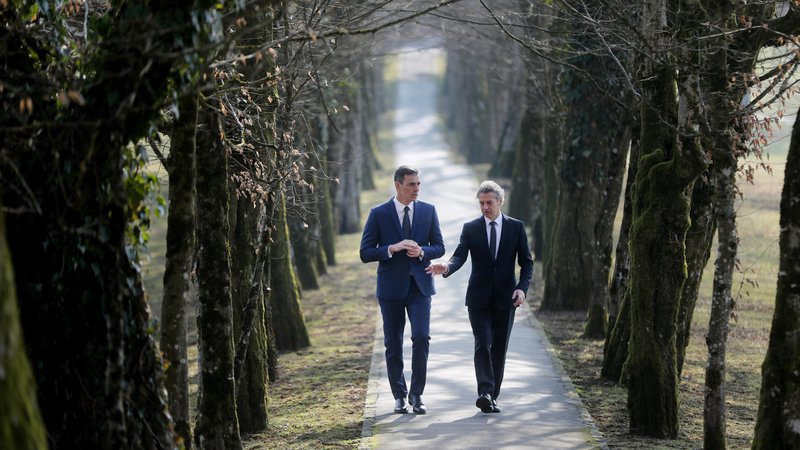 Fotografija: Španski predsednik vlade Pedro Sánchez je slovenskega premiera Roberta Goloba obiskal že lani pozimi. FOTO: Blaž Samec/Delo