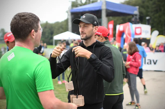 Pri spodbujanju zdravega življenjskega sloga jim vsako leto pomagajo vrhunski slovenski športniki. Na fotografiji biatlonec Jakov Fak. FOTO: Jure Eržen/Delo