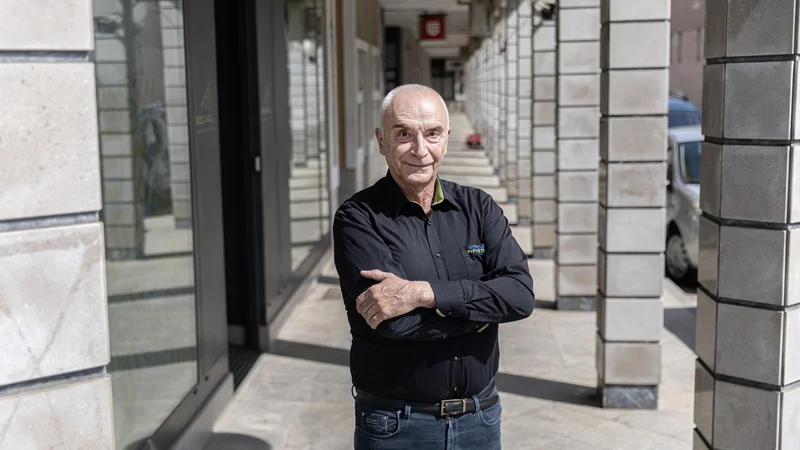 Še vedno je vsak teden v zraku, a z eno nogo je rad na trdnih tleh. FOTO: Leon Vidic/Delo