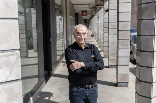 Še vedno je vsak teden v zraku, a z eno nogo je rad na trdnih tleh. FOTO: Leon Vidic/Delo