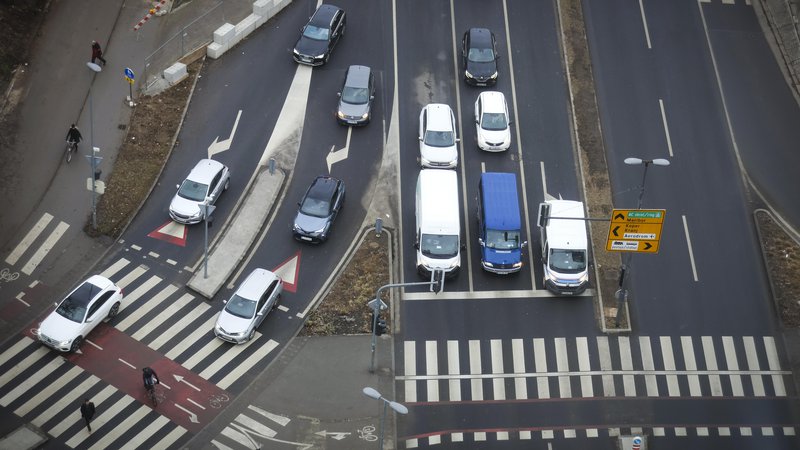 Fotografija: V NEPN bi morali zapisati vmesne in konkretne cilje za promet, menijo strokovnjaki mobilnosti, da bi lahko spremljali, kako nam gre in sproti po potrebi ukrepali. FOTO: Jože Suhadolnik/Delo