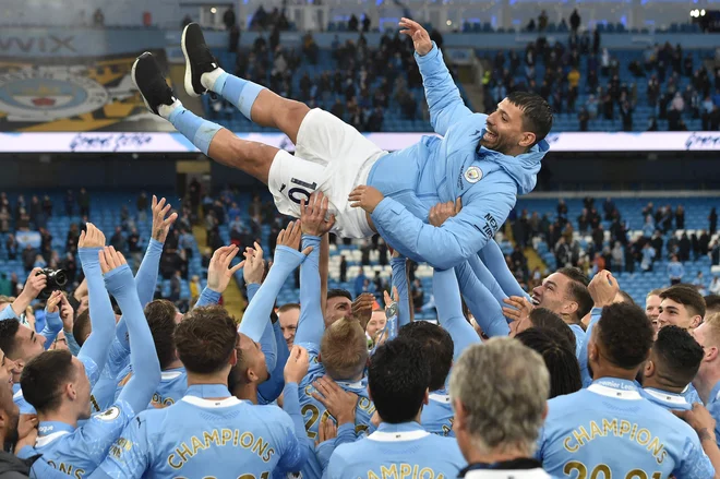 Sergio Agüero na rokah soigralcev. FOTO: Peter Powell/AFP