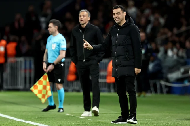 Dirigentsko paličico na Parku princev je bolje vihtel Xavi (desno), a poraženec Luis Enrique verjame v zmgo v Barceloni. FOTO: Franck Fife/AFP