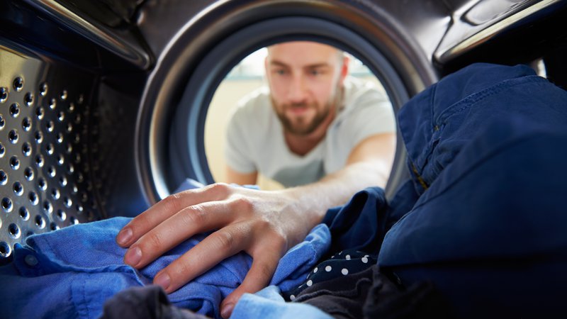 Fotografija: Sušilni stroj porabi tudi do petkrat več električne energije kot pralni. FOTO: Monkey Business Images, Shutterstock