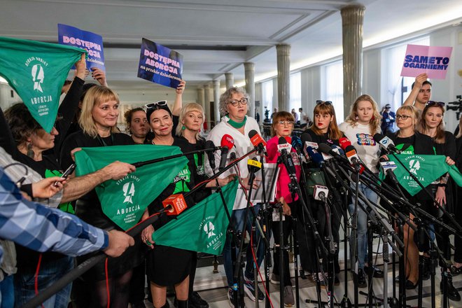 Marta Lempart in Justyna Wydrzysnka so nagovorile poljske poslance in poslanke. Podprla jih je tudi Nika Kovač. FOTO: Wojtek Radwanski/AFP