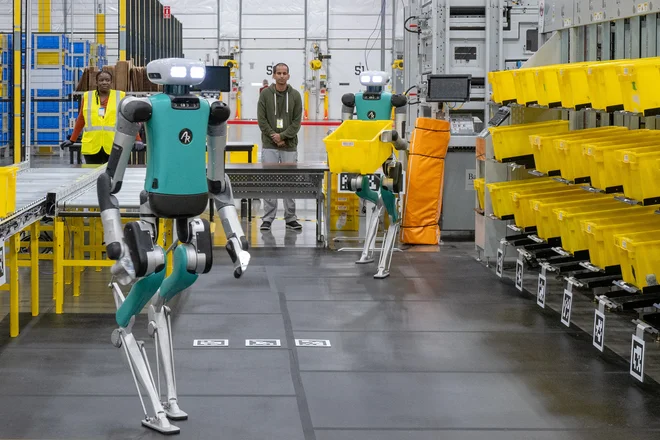 Amazon v svojih skladiščih testira humanoidne robote Digit. FOTO: Jennifer Dudley-Nicholson/Reuters
