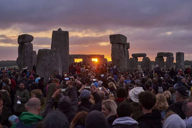 Stonehenge obišče več kot milijon ljudi na leto, pri čemer računajo 23 funtov za ogled megalitskih kamnov ter 61 funtov za tako imenovano izkušnjo kamnitega kroga. Vsako leto poletni solsticij pri Stonehengeu pozdravi več tisoč obiskovalcev. FOTO: Niklas Halle'n/ AFP