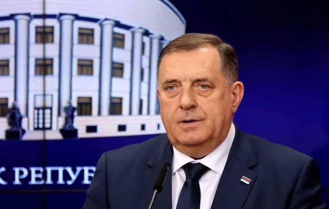 Milorad Dodik in njegovi bližnji sodelavci iščejo način za ustanovitev svoje banke, saj si ob trenutno veljavnih omejitvah ne morejo nakazati niti plač. Foto Borislav Zdrinja/AFP