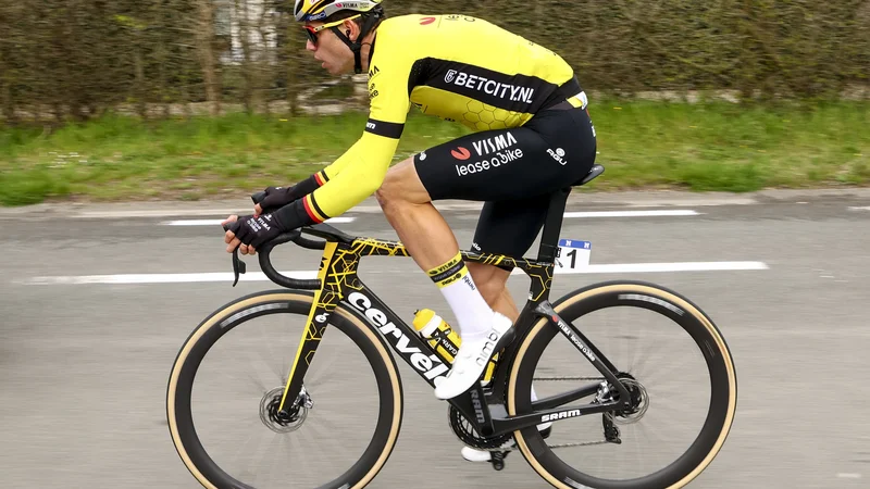 Wout van Aert po hudem padcu 27. marca še ne more trenirati. FOTO: David Pintens/AFP
