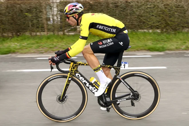 Wout van Aert po hudem padcu 27. marca še ne more trenirati. FOTO: David Pintens/AFP