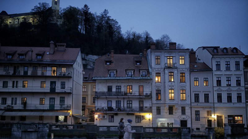 Fotografija: Leta 2022 je kvadratni meter nepremičnine v Ljubljani stal v povprečju 3950 evrov. JSS MOL je v istem letu kupil dve stanovanji na območju mestne občine, za kvadratni meter pa je odštel 2900 evrov. Foto Blaž Samec