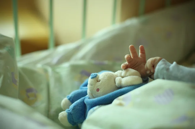 Vodstvo UKC Ljubljana s podatki zanika govorice, da bi se število smrti otrok na Kliničnem oddelku za intenzivno terapijo otrok (KOITO) lani povišalo. Foto: Jure Eržen/Delo