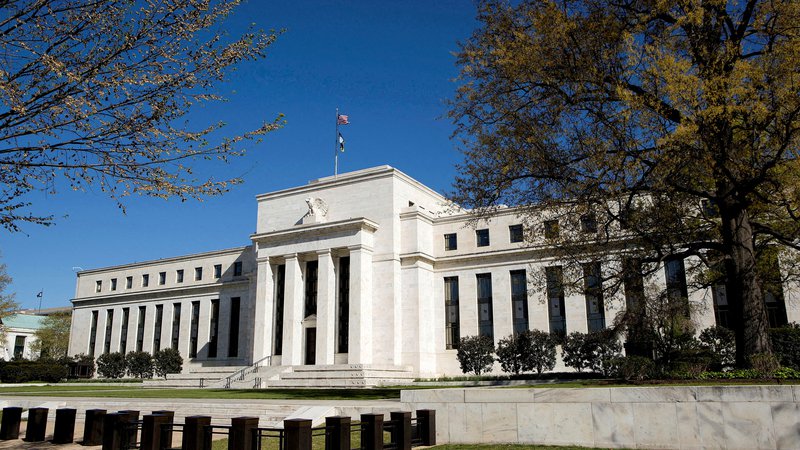 Fotografija: Ameriška centralna banka Federal Reserve bi presenetila, če bi v kratkem znižala obresti. FOTO: Joshua Roberts/Reuters