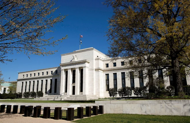 Ameriška centralna banka Federal Reserve bi presenetila, če bi v kratkem znižala obresti. FOTO: Joshua Roberts/Reuters