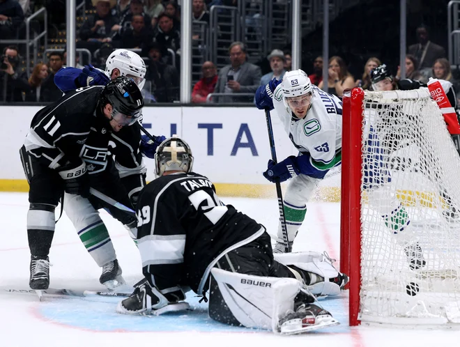 Teddy Blueger in Anže Kopitar FOTO: Harry How/AFP