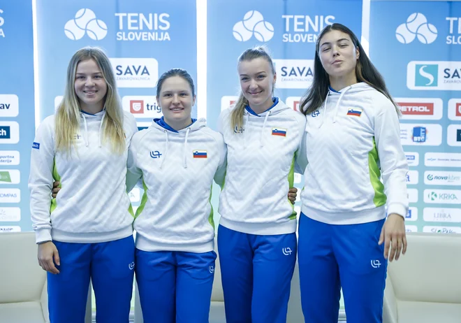 Veronika Erfavec, Pia Lovrič, Nina Potočnik in Ela Nala Milič so bile v pričakovanju danšanjega začetka v Bratislavi dobre volje- FOTO: Jože Suhadolnik/Delo