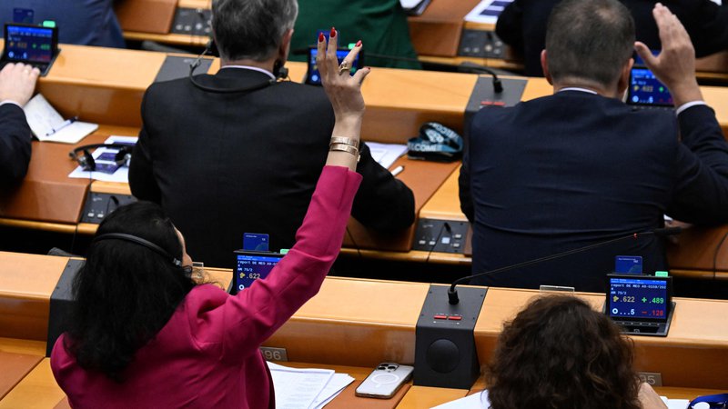 Fotografija: Evropski poslanci med glasovanjem o paktu o migracijah in azilu FOTO: John Thys/AFP