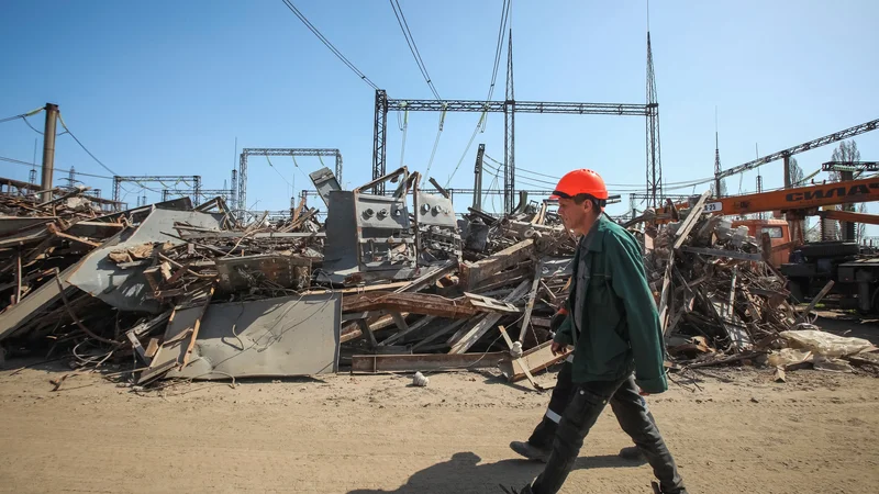 Ruske sile uničujejo ukrajinsko energetsko omrežje in s tem otežujejo tudi delovanje obrambne industrije. FOTO: Vjačeslav Madijevski/Reuters