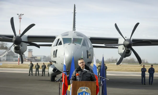 V šoli se pogovarjamo o miru, nenasilju, o medsebojni pomoči in strpnosti med narodi – te vrednote pa pogrešam pri vas ter pri trenutni slovenski in svetovni politiki. FOTO: Jože Suhadolnik/Delo