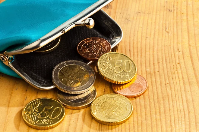 Tako smo naročili storitev, za katero je dostavljavec sredi vikenda pričakoval plačilo v gotovini, v denarnici pa 1,55 evra, še otroški hranilniki so bili izpraznjeni. FOTO: Shutterstock