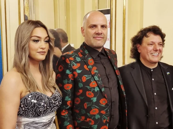 Po koncertu: Kasandra Haliti in Štefan Simončič s solistom Gennarom Spinellijem, enim najbolj znanih romskih violinistov. FOTO: Peter Rak
