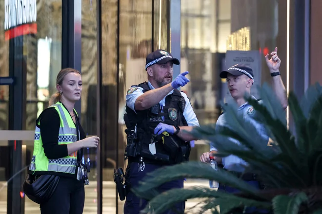 V nakupovalnem središču v avstralski metropoli Sydney naj bi zabodli več ljudi. FOTO: David Gray/Afp