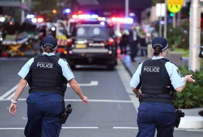 V nakupovalnem središču v avstralski metropoli Sydney naj bi zabodli več ljudi. FOTO: David Gray/Afp