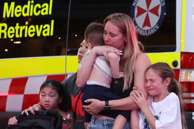 V nakupovalnem središču v avstralski metropoli Sydney naj bi zabodli več ljudi. FOTO: David Gray/Afp